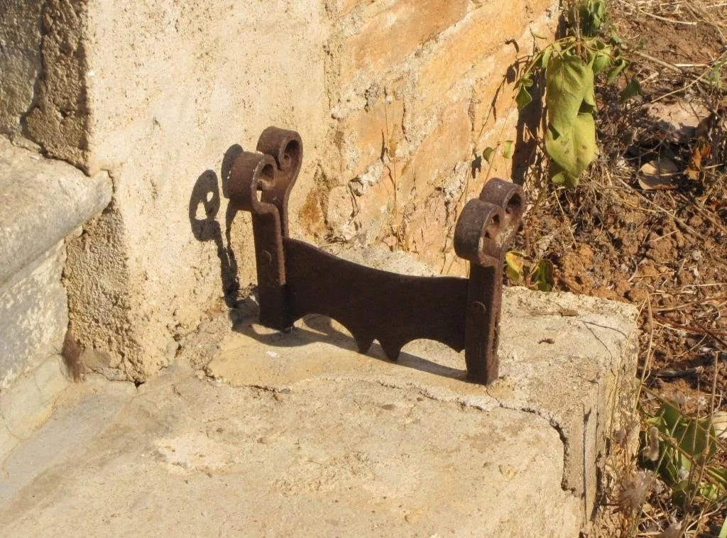 Ποδόμακτρο: Ποια ήταν η χρήση του ορθογώνιου αυτού σίδερου που βρισκόταν δίπλα από τις εξώπορτες;